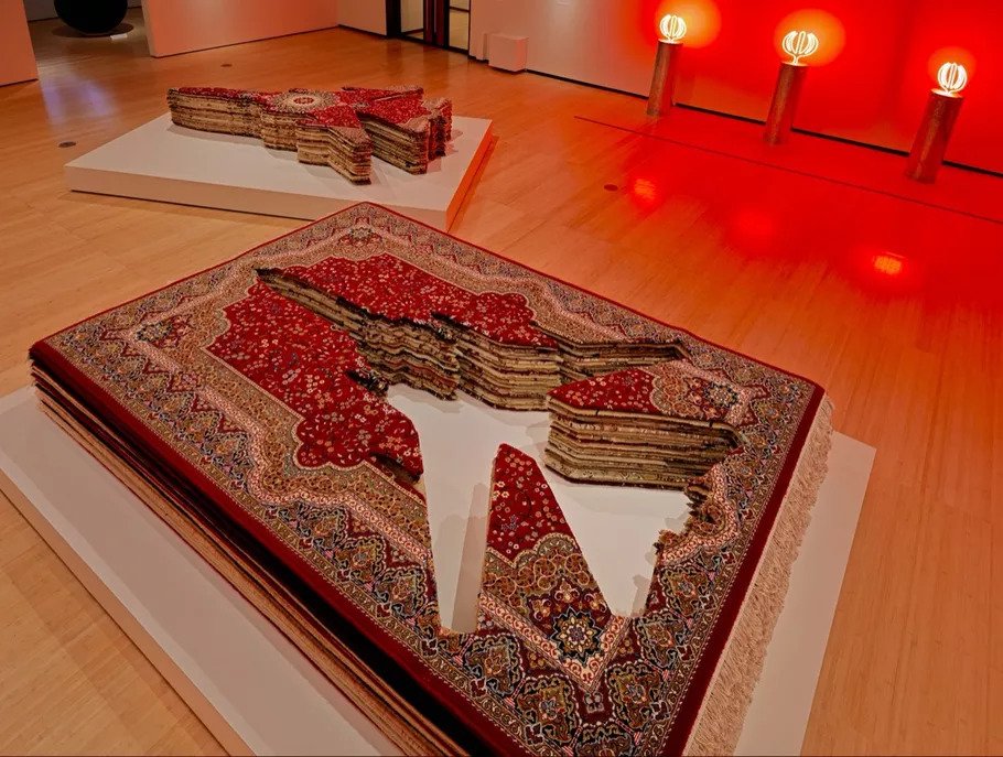 نمایی از چیدمان قالی پرنده از فرهاد مشیری، در نمایشگاه «شورش، شوخی، عارف، شاعر- مجموعه محمد افخمی»، در موزه جامعه آسیا در نیویورک، 2021.